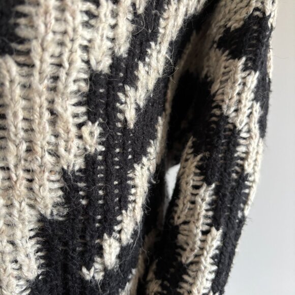 LINE Sweater - Warm - Size Medium but will fit Large as well - Picture 4 of 6